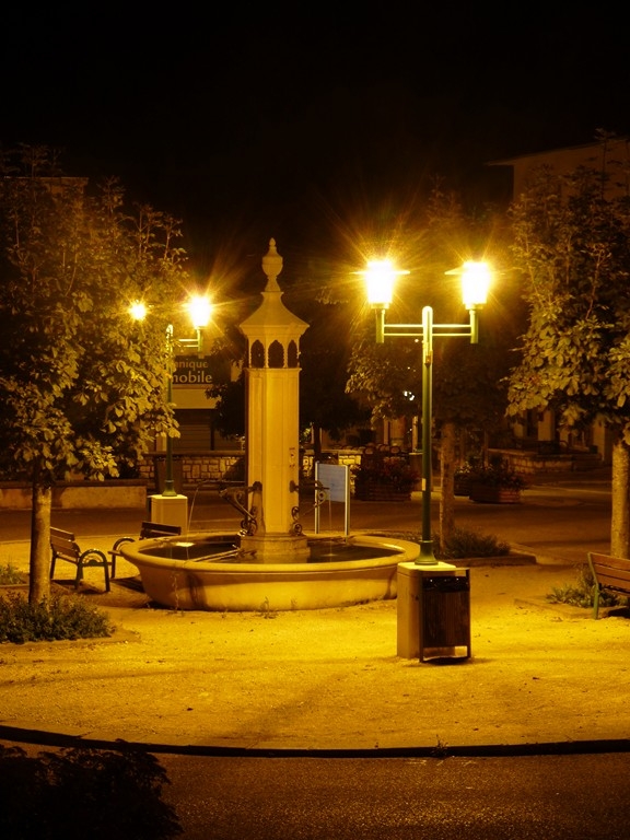 Fontaine nocturne à Hauteville - Hauteville-Lompnes