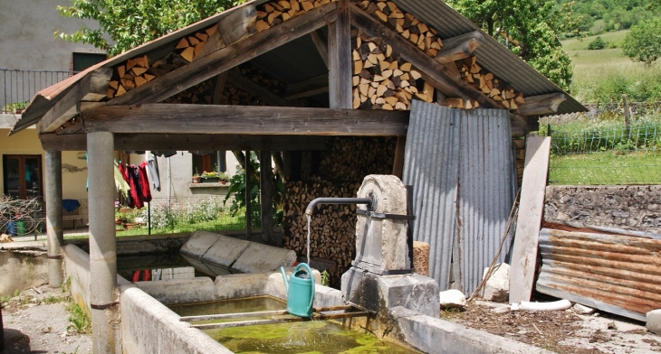 La Rivoire ( Commune D'Hotonnes )(fontaine et Lavoir)