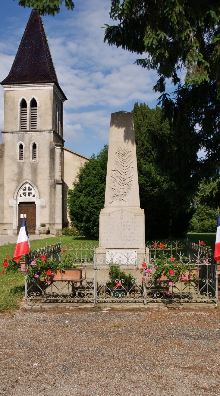 L'église et le Monument-aux-Morts - La Tranclière