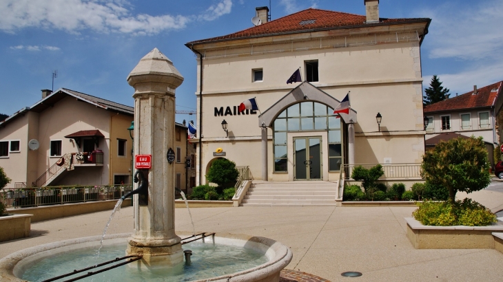 La Mairie et la Fontaine - Martignat