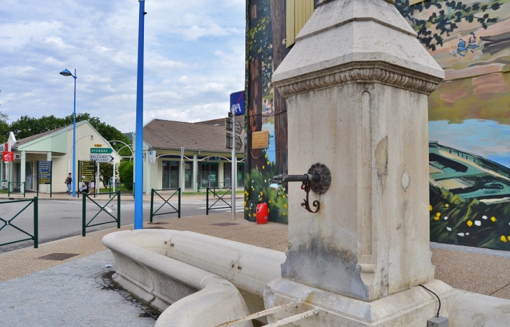 Fontaine - Montréal-la-Cluse