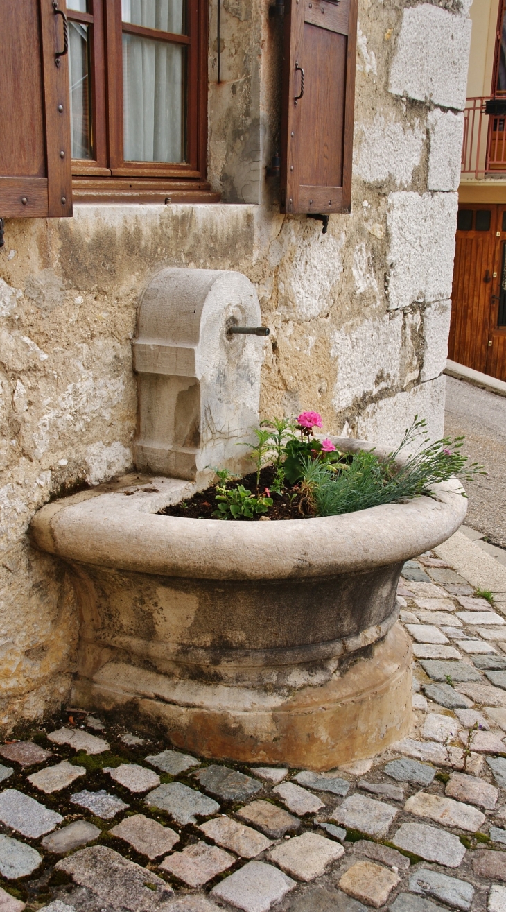 Fontaine - Montréal-la-Cluse