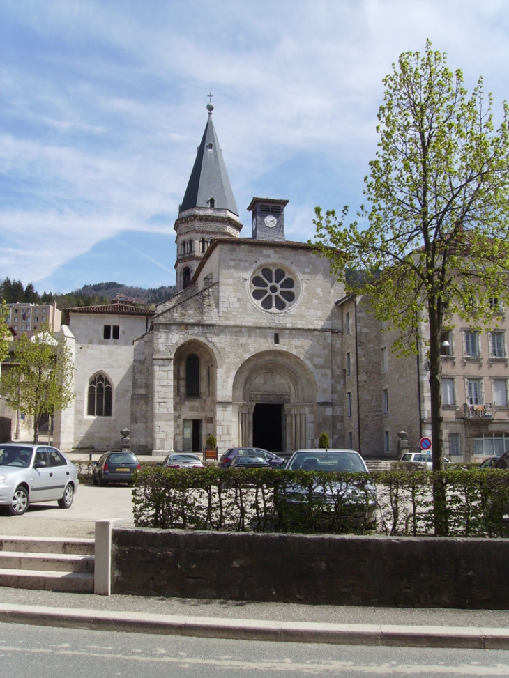 L'eglise sur la place d'armes - Nantua