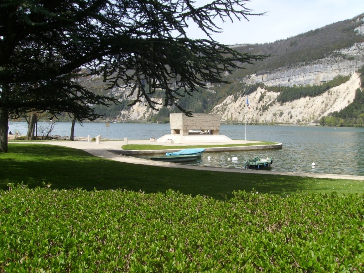 Le bord du lac de nantua