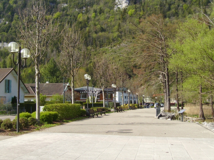 Le bord du lac, la promenade - Nantua