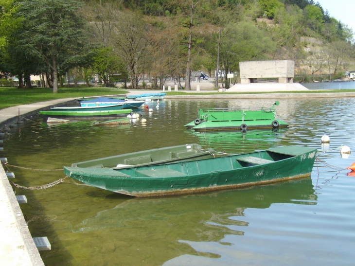 Le monument au déporté de l'ain, au bord du lac de nantua