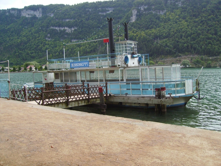 Le mississipi sur le lac de Nantua