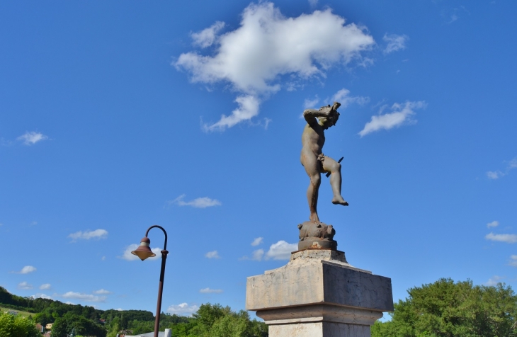 Fontaine ( Détail ) - Neuville-sur-Ain