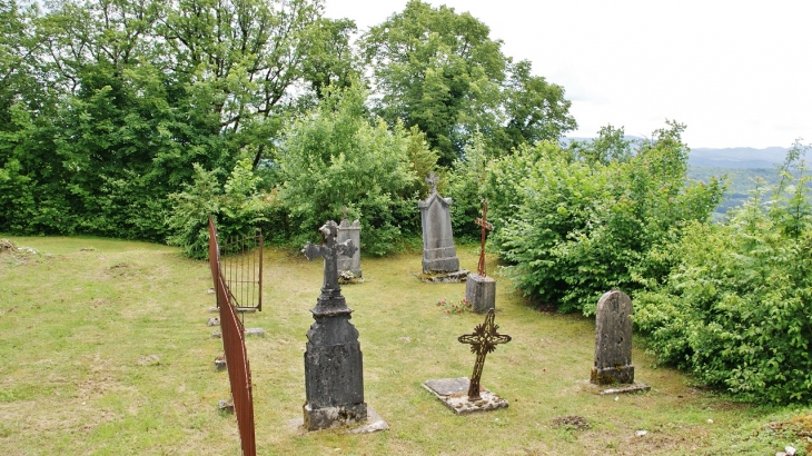 Mornay ( Commune de Nurieux-Volognat )Vieux cimetière 