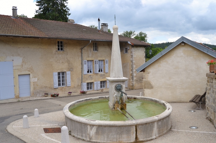 Mornay ( Commune de Nurieux-Volognat ) La Fontaine