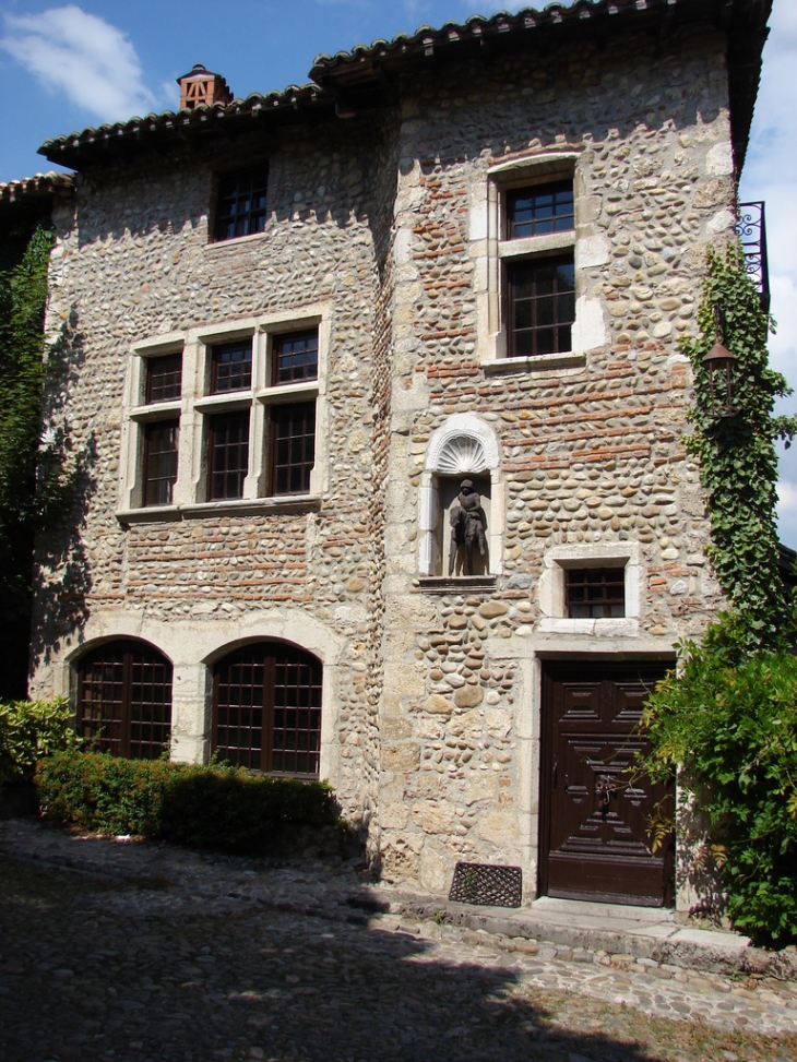 La Façade de cette Maison abrite Saint-Georges - Pérouges