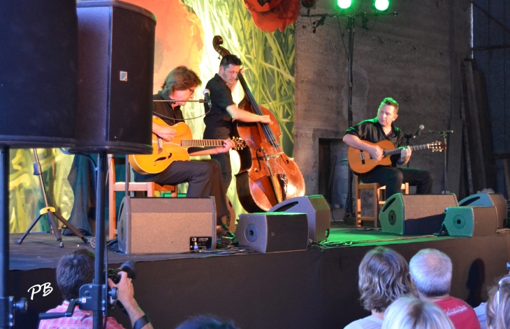 Printemps de Pérouges concert swing manouche a la ferme de Rapan