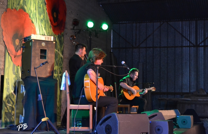 Printemps de Pérouges concert swing manouche a la ferme de Rapan