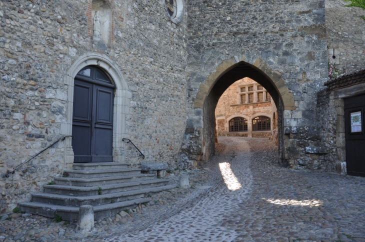 Parvis de l'église - Pérouges