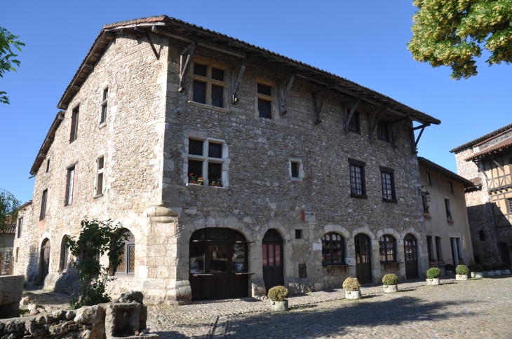 Place du Tilleul - Pérouges