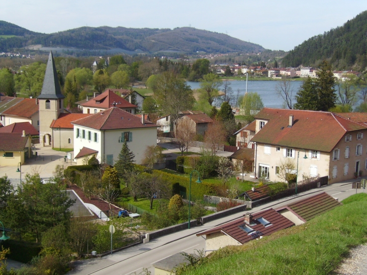 Vu de la montagne au fond le lac de Nantua - Port