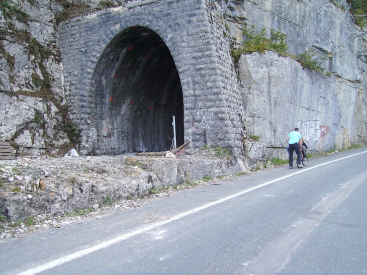 L'entree du tunnel sur la route de Port