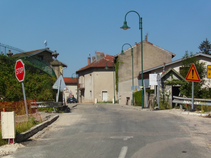 Entrée du village de Port par une petite route