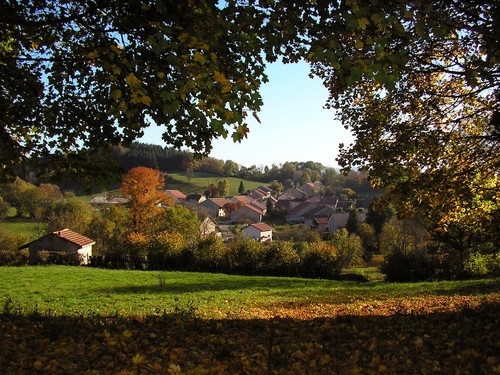 Vue générale du village en automne - Prémillieu