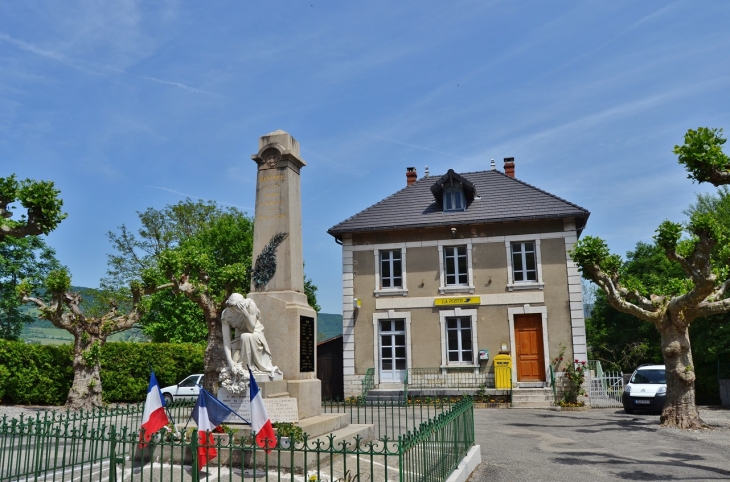 Monument aux Morts et la Poste - Ruffieu