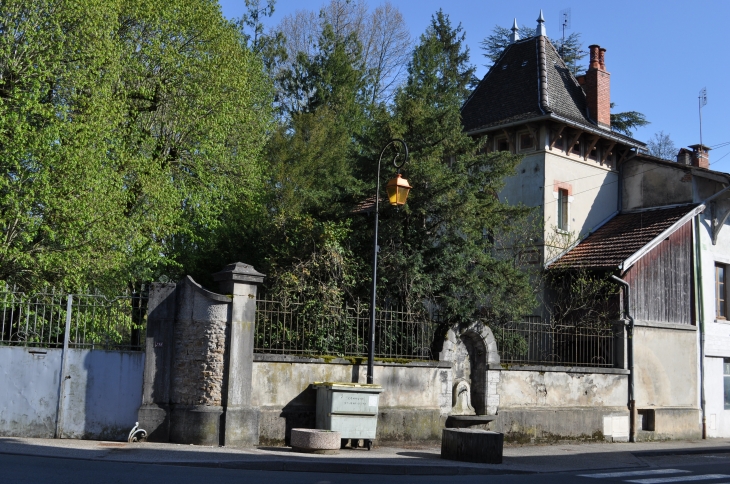 Angle de la Grande Rue et de la Route de l'Abergement de Varey - Saint-Jean-le-Vieux