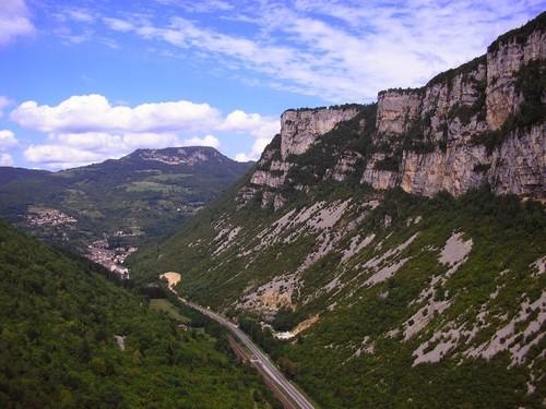 Tenay et les roches de la Cluse des Hôpitaux. Site de la Via Ferrata