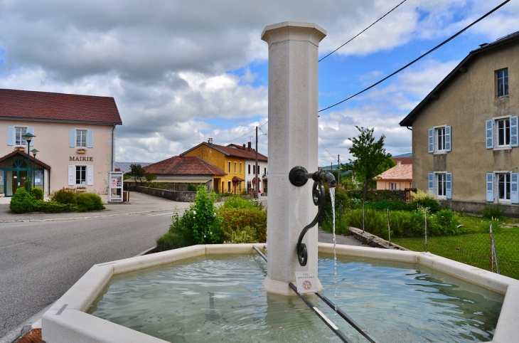 La Mairie et la Fontaine - Vieu-d'Izenave