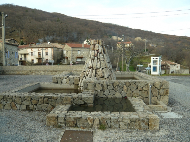 La fontaine de la place - Aizac