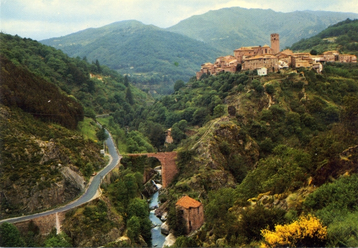 La Vallée de la Volane et le pittoresque village (carte postale de 1970) - Antraigues-sur-Volane