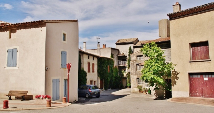 Le Village - Baix