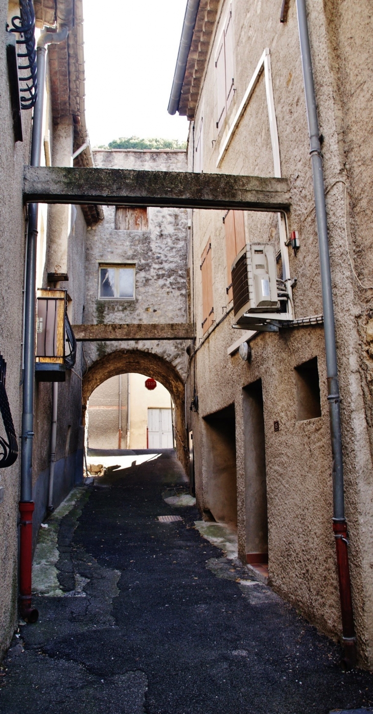 Le Village - Baix