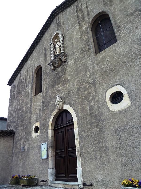 L'entrée de l'église - Baix