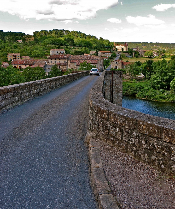 Le pont gothique sur le Chassezac - Chambonas