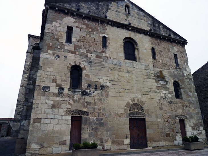 L'entrée de l'église abbatiale - Champagne