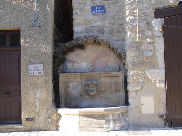 La fontaine rue du péage - Charmes-sur-Rhône