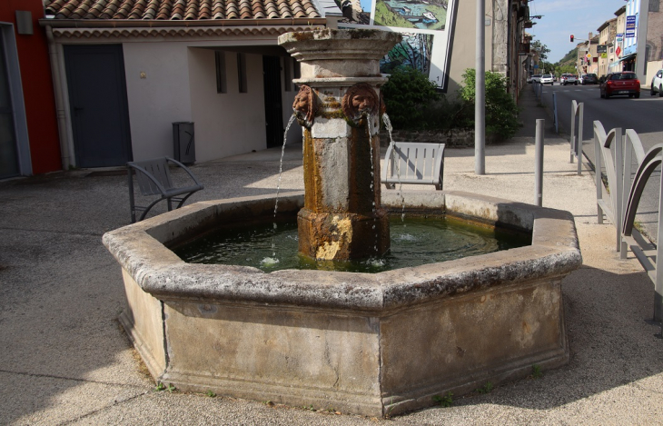 Fontaine - Charmes-sur-Rhône