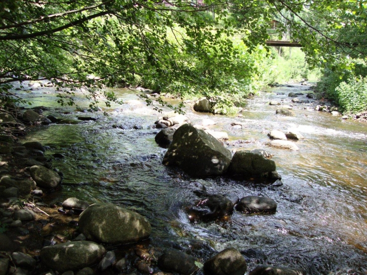 Intres (07310) l'Aiguenayre (au fond) débouchant dans l'Eyrieux