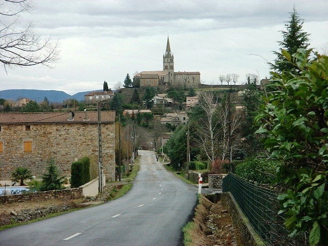 Vue sur église côté est. - Lablachère