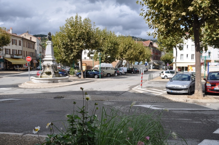 Place au centre de Lamastre