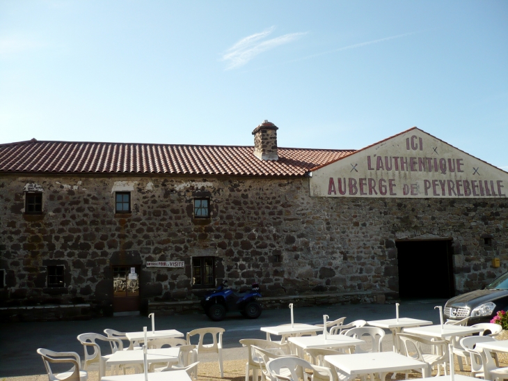 L'auberge de Peyrebeille plus connue sous le nom fr l'Auberge Rouge. Au cours du XIXe siècle, elle fut le lieu d'une affaire criminelle, dite  - Lanarce