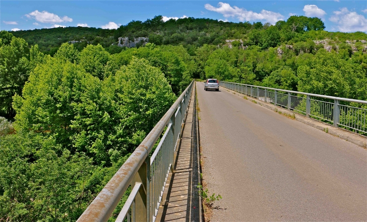 Le pont sur la rivière Chassezac - Les Vans