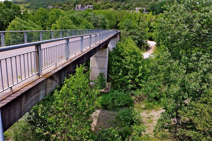 Le pont sur la rivière Chassezac - Les Vans