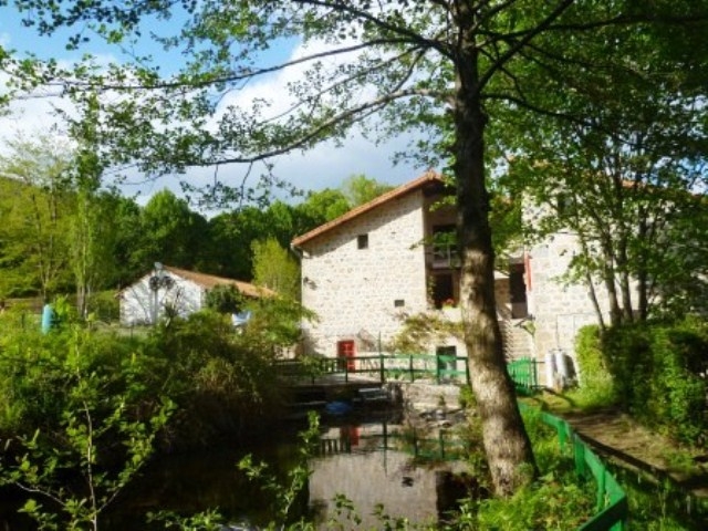 Vu du moulinage de l'écluse dans la propriété - Marcols-les-Eaux