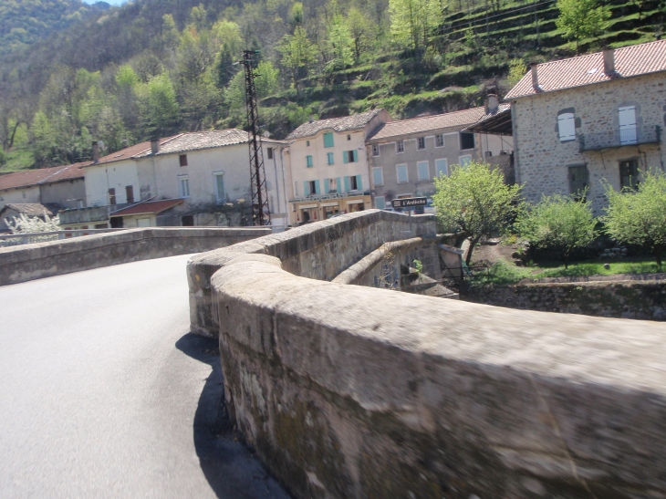 Le Pont de Mayres sur la route