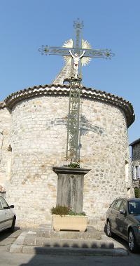 Croix de mission devant le chevet de l'église St andré - Pradons