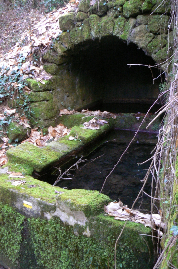 Lavoir ancien à Augnac - Rosières