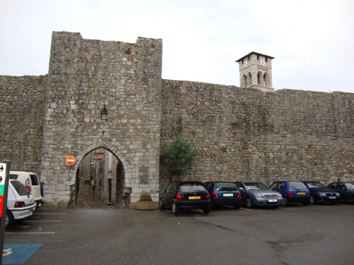 Ruoms (07120) porte sud-est et remparts