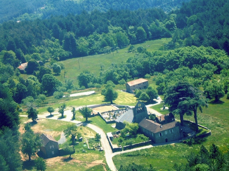 Vue d'avion de l'église, de la mairie et du cimetière - Saint-André-Lachamp