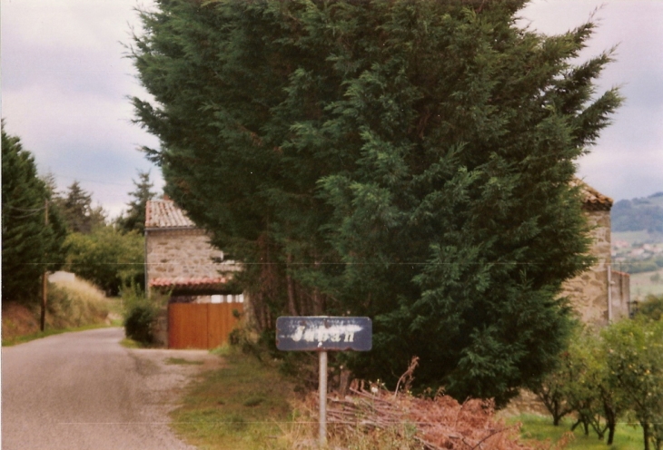 Arrivée sur le lieu dit par le centre du village - Saint-Jacques-d'Atticieux