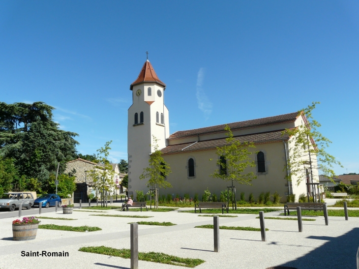 L'église au centre du village - Saint-Romain-de-Lerps